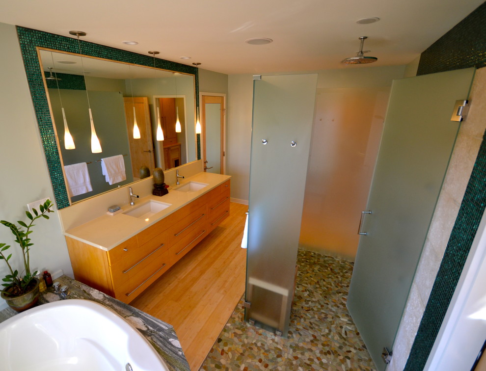 Design ideas for a contemporary bathroom in Richmond.