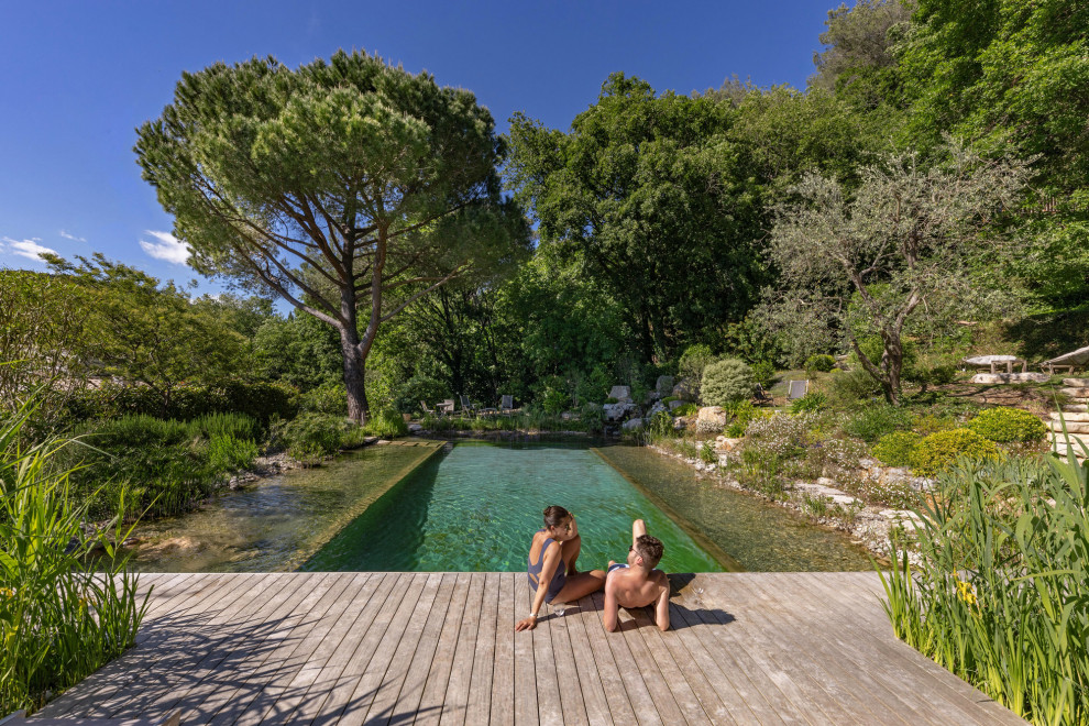 Réalisation d'un grand jardin méditerranéen avec un bassin et une exposition ensoleillée.