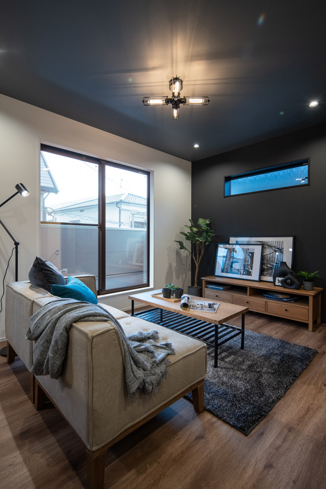 Стильный дизайн: маленькая открытая гостиная комната в стиле модернизм с черными стенами, полом из фанеры, коричневым полом, потолком с обоями, обоями на стенах и акцентной стеной для на участке и в саду - последний тренд