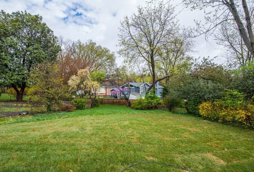 Inspiration for a mid-sized transitional full sun backyard landscaping in DC Metro.