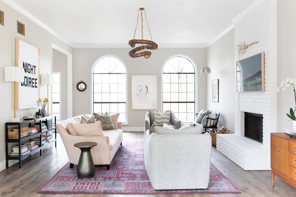 Mittelgroßes, Repräsentatives, Fernseherloses, Offenes Modernes Wohnzimmer mit beiger Wandfarbe, braunem Holzboden und Kamin in Austin