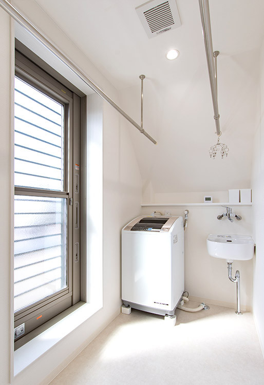 Esempio di una sala lavanderia minimalista di medie dimensioni con lavatoio, pareti bianche, pavimento in vinile, pavimento bianco, top bianco, soffitto in carta da parati e carta da parati