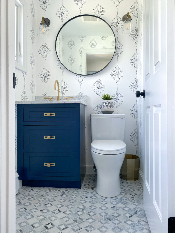 Idéer för små vintage grått toaletter, med skåp i shakerstil, blå skåp, en toalettstol med separat cisternkåpa, marmorgolv, ett undermonterad handfat, marmorbänkskiva och grått golv
