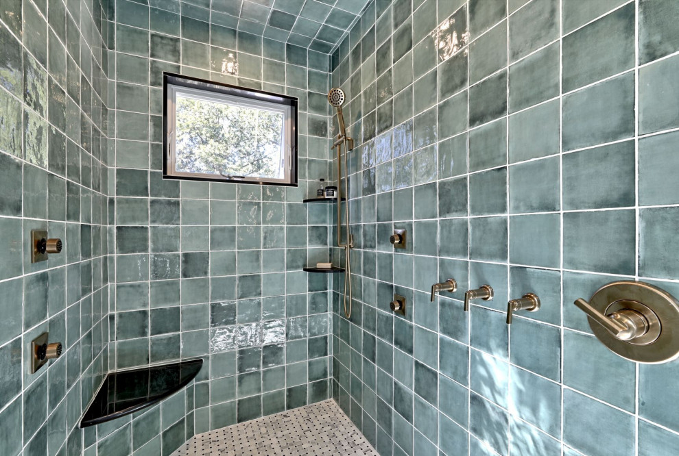 Inspiration för ett stort vintage grå grått en-suite badrum, med släta luckor, svarta skåp, en dusch i en alkov, grå väggar, mosaikgolv, ett undermonterad handfat, bänkskiva i kvarts och vitt golv