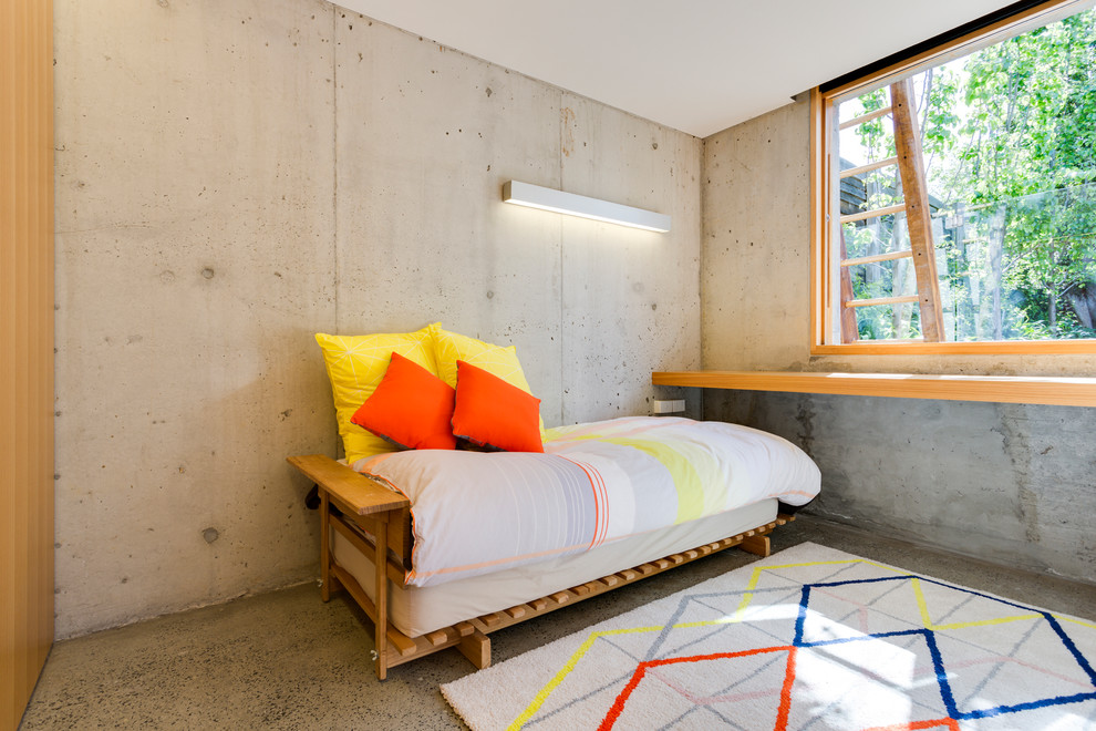 Inspiration för ett litet funkis hemmastudio, med grå väggar, betonggolv, ett inbyggt skrivbord och grått golv