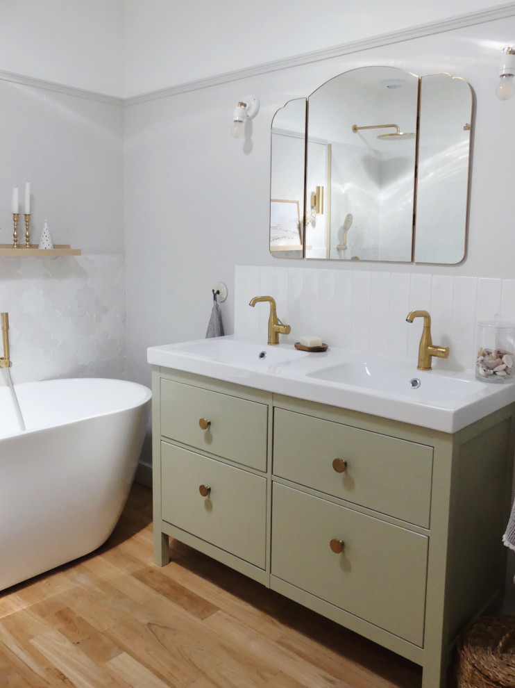 Foto på ett mellanstort vintage en-suite badrum, med gröna skåp, ett platsbyggt badkar, en kantlös dusch, vit kakel, keramikplattor, grå väggar, ljust trägolv och ett konsol handfat