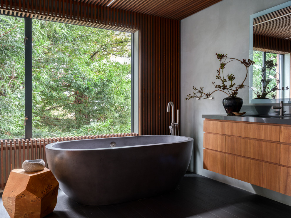 Стильный дизайн: гостиная комната в восточном стиле с серыми стенами, деревянным потолком и деревянными стенами - последний тренд