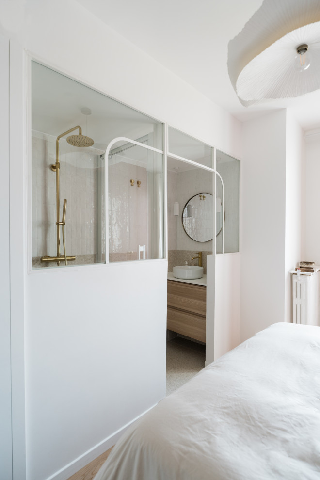 パリにある高級な広いモダンスタイルのおしゃれなバスルーム (浴槽なし) (バリアフリー、白いタイル、白い壁、オーバーカウンターシンク、ラミネートカウンター、開き戸のシャワー、白い洗面カウンター、洗面台1つ) の写真