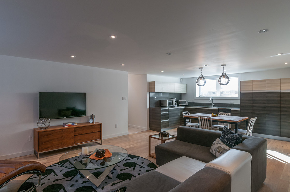Transitional home design photo in Toronto