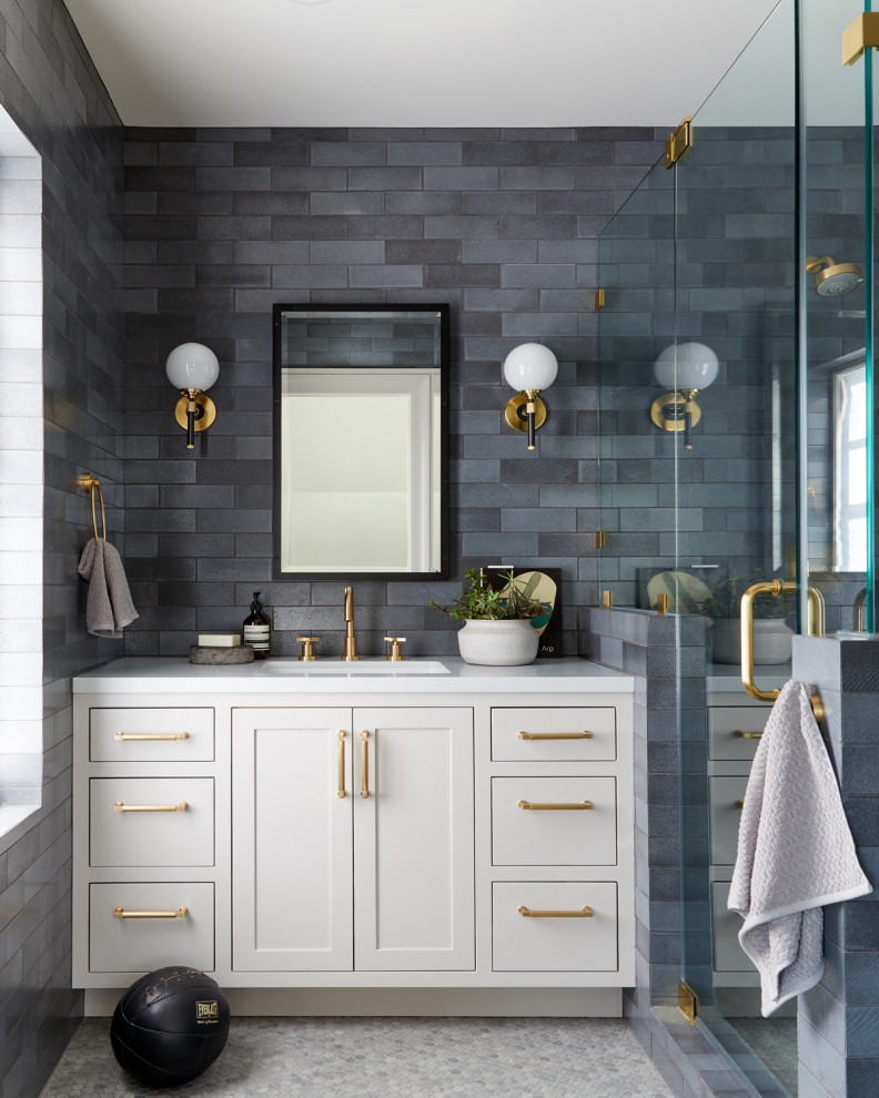 Пример оригинального дизайна: ванная комната в стиле неоклассика (современная классика) с фасадами в стиле шейкер, бежевыми фасадами, угловым душем, синей плиткой, полом из мозаичной плитки, врезной раковиной, серым полом, белой столешницей, тумбой под одну раковину и встроенной тумбой