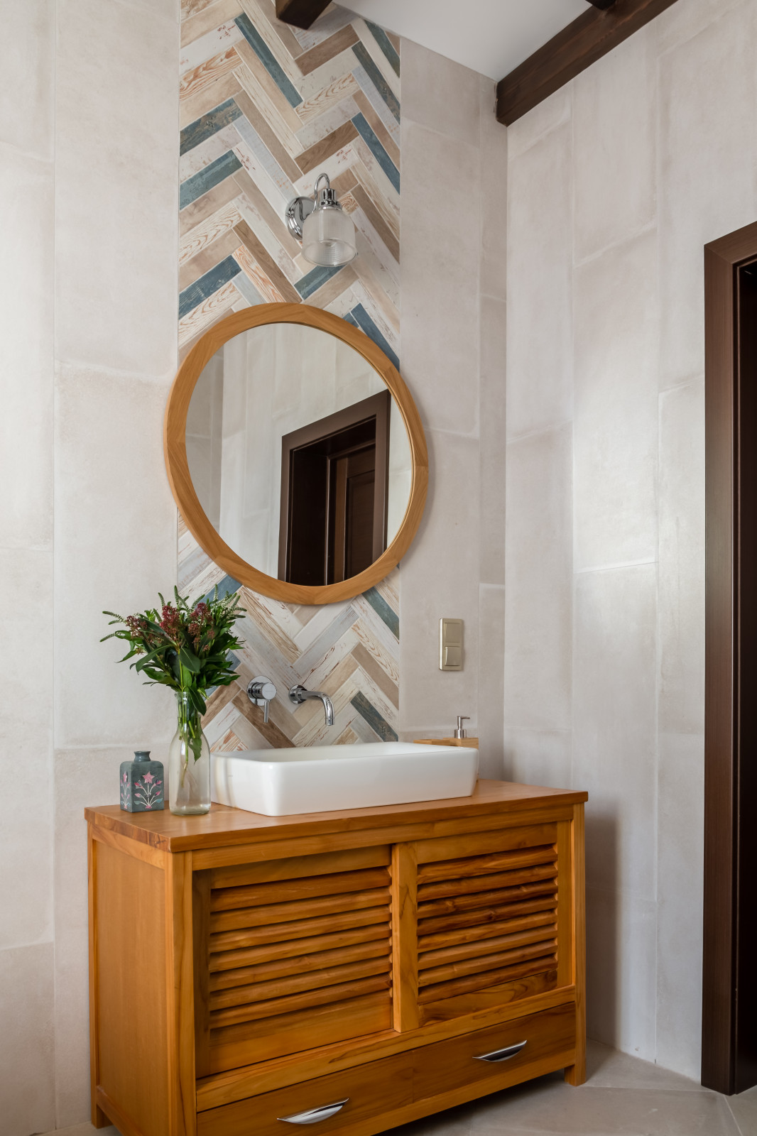 Ванная комната с тиковой тумбой