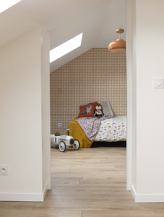 Mid-sized midcentury gender-neutral kids' bedroom in Other with orange walls, light hardwood floors and wallpaper.