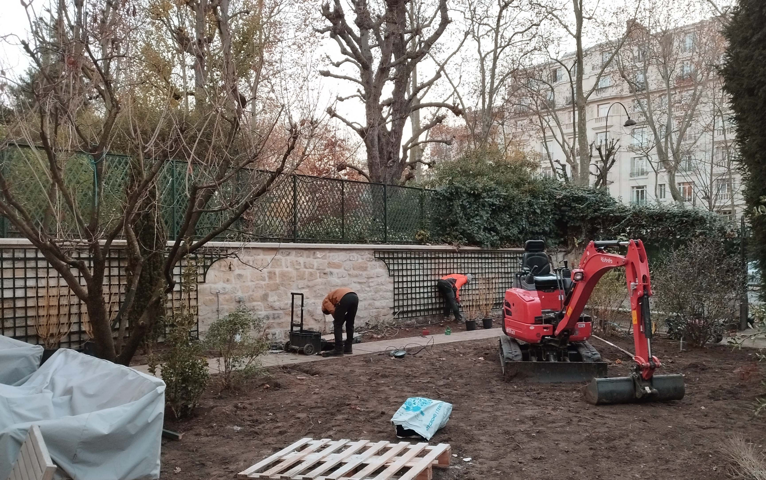 CHANTIER - Pose des treillages et plantation des arbres et arbustes