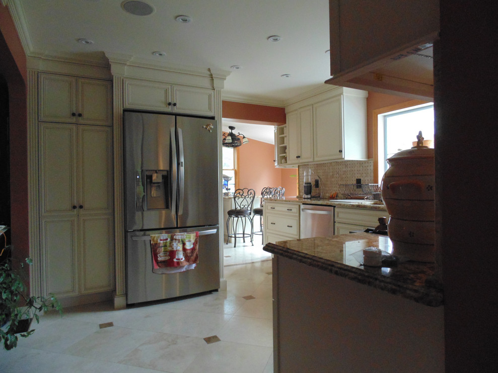 Kitchen - transitional kitchen idea
