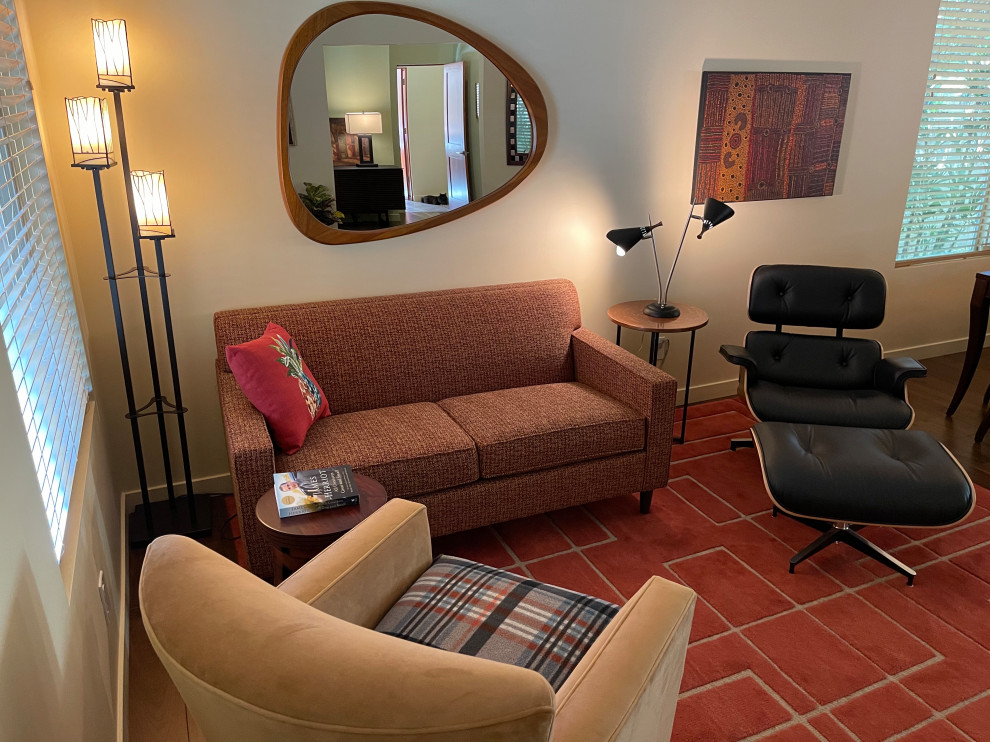Идея дизайна: маленькая открытая гостиная комната в стиле ретро с ковровым покрытием и оранжевым полом без телевизора для на участке и в саду
