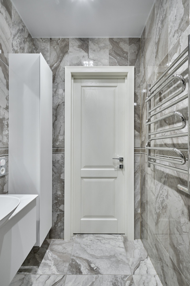 Белые дубовые двери в неоклассическом интерьере