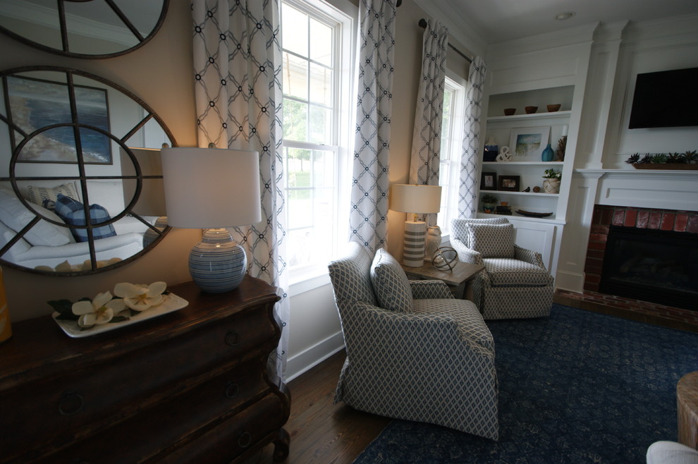 Источник вдохновения для домашнего уюта: гостиная комната среднего размера в стиле неоклассика (современная классика) с серыми стенами, паркетным полом среднего тона, стандартным камином, фасадом камина из кирпича и телевизором на стене