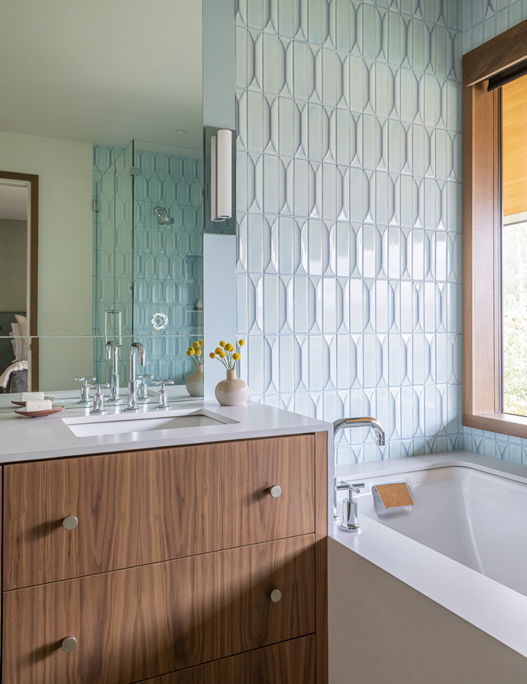 Свежая идея для дизайна: ванная комната в стиле рустика с ванной в нише и белой столешницей - отличное фото интерьера