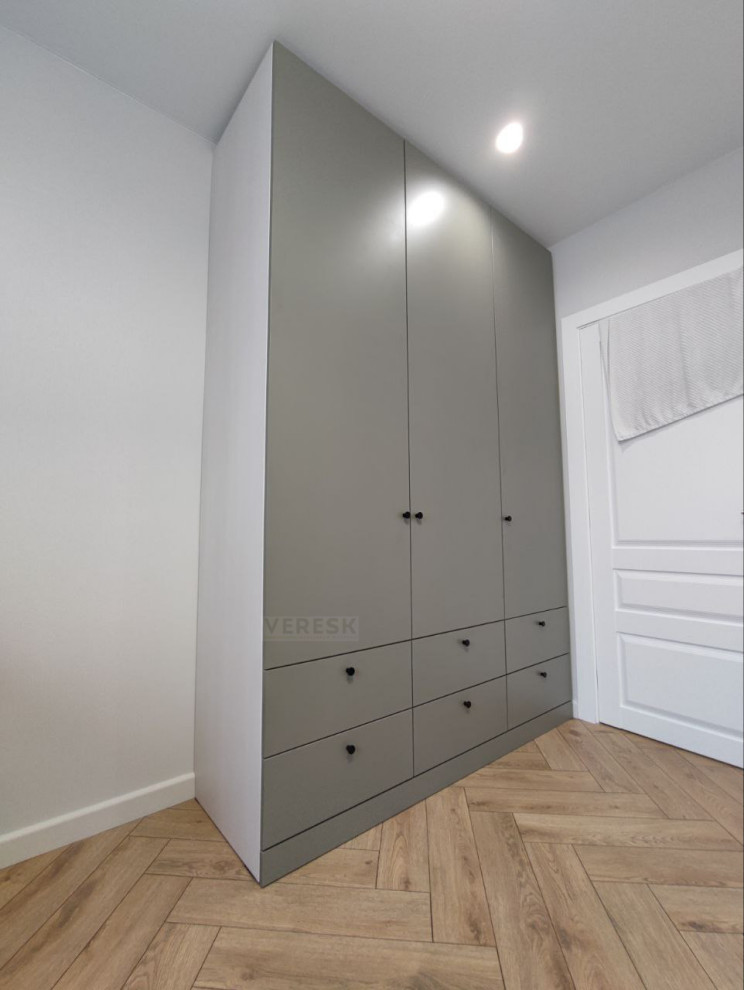 Распашные шкафы