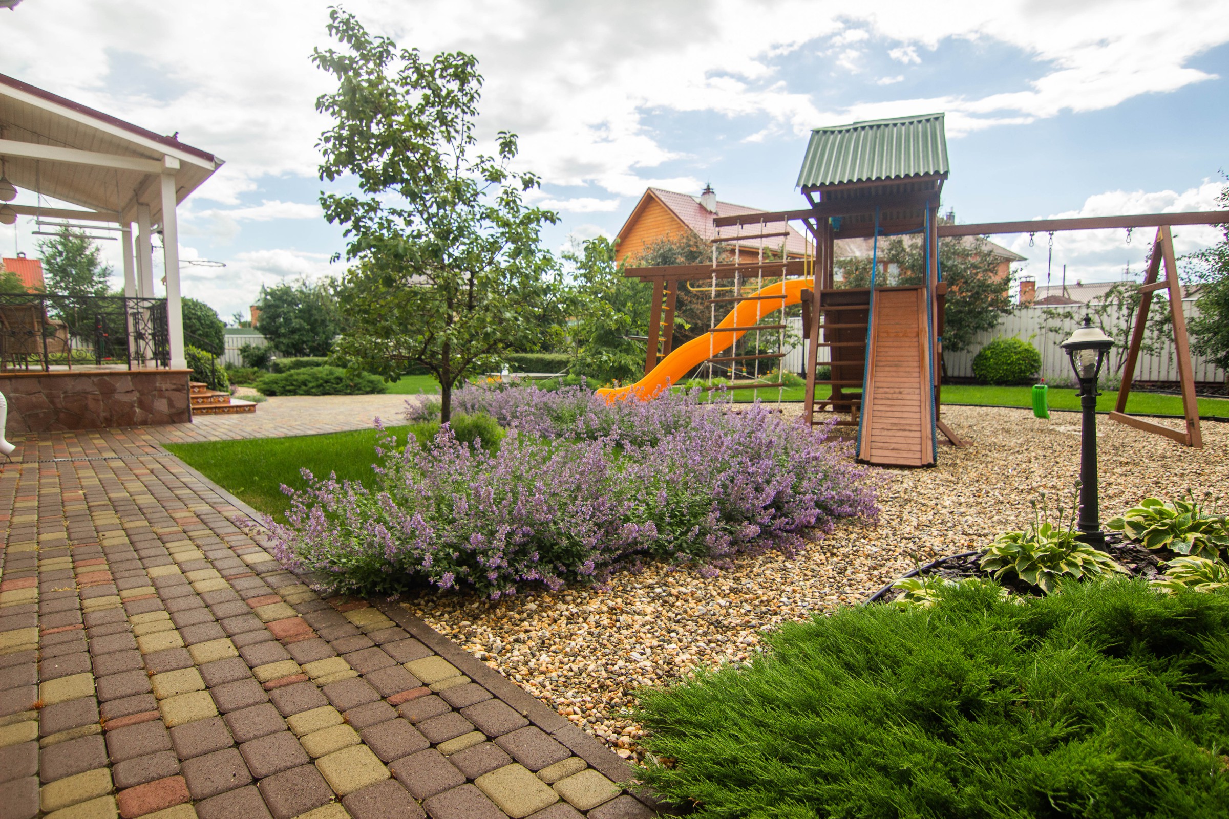 Сад с зеленой крышей