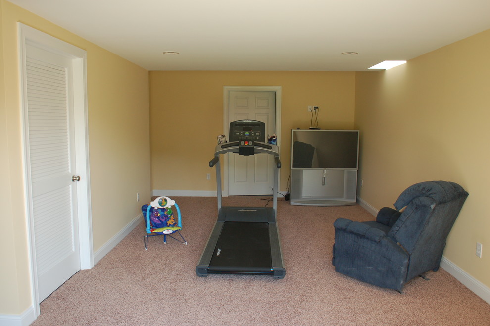 Design ideas for a traditional home gym in Philadelphia.