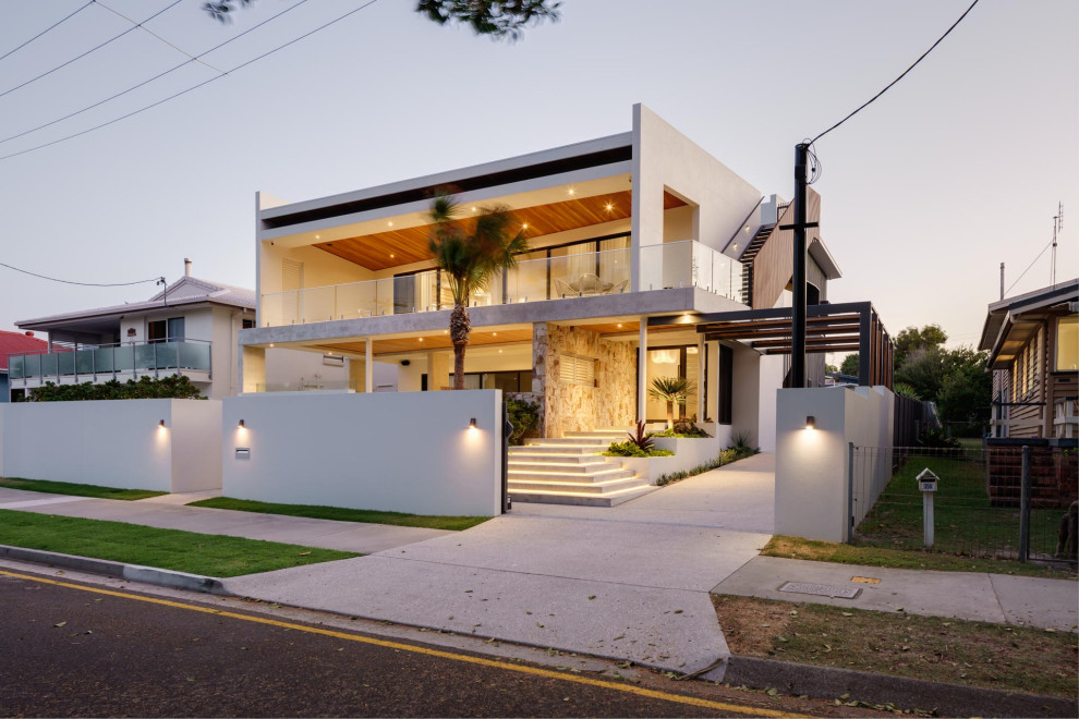 Свежая идея для дизайна: большой, одноэтажный, разноцветный частный загородный дом в морском стиле с облицовкой из бетона и плоской крышей - отличное фото интерьера