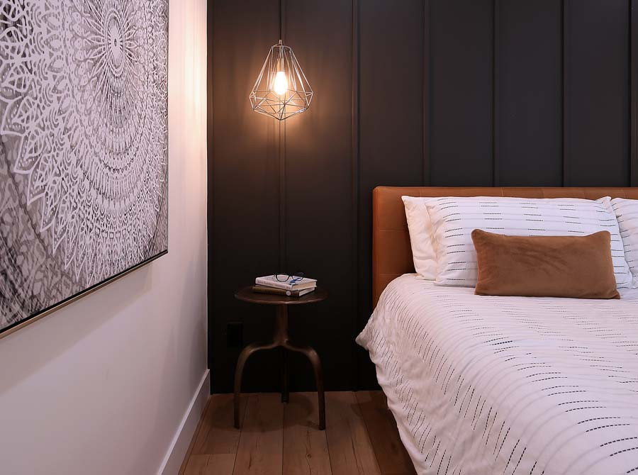 Свежая идея для дизайна: хозяйская спальня в стиле ретро с черными стенами, полом из винила и коричневым полом - отличное фото интерьера