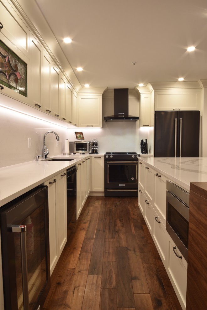 Transitional kitchen photo in Vancouver