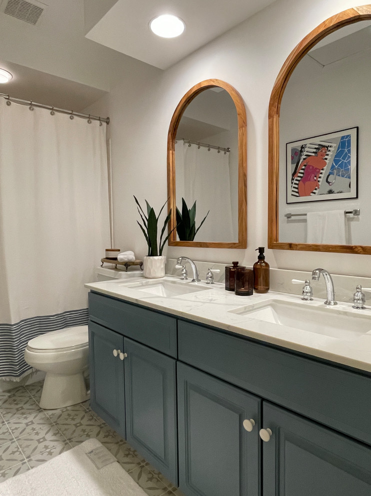 Свежая идея для дизайна: ванная комната среднего размера в средиземноморском стиле с фасадами с выступающей филенкой, синими фасадами, душем над ванной, серой плиткой, полом из керамической плитки, врезной раковиной, мраморной столешницей, серым полом, шторкой для ванной, белой столешницей, тумбой под две раковины и встроенной тумбой - отличное фото интерьера