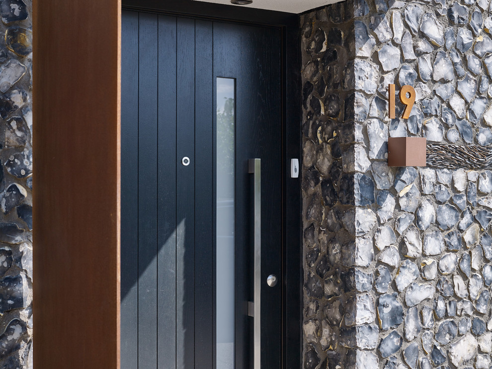 Photo of a contemporary entrance in Buckinghamshire.