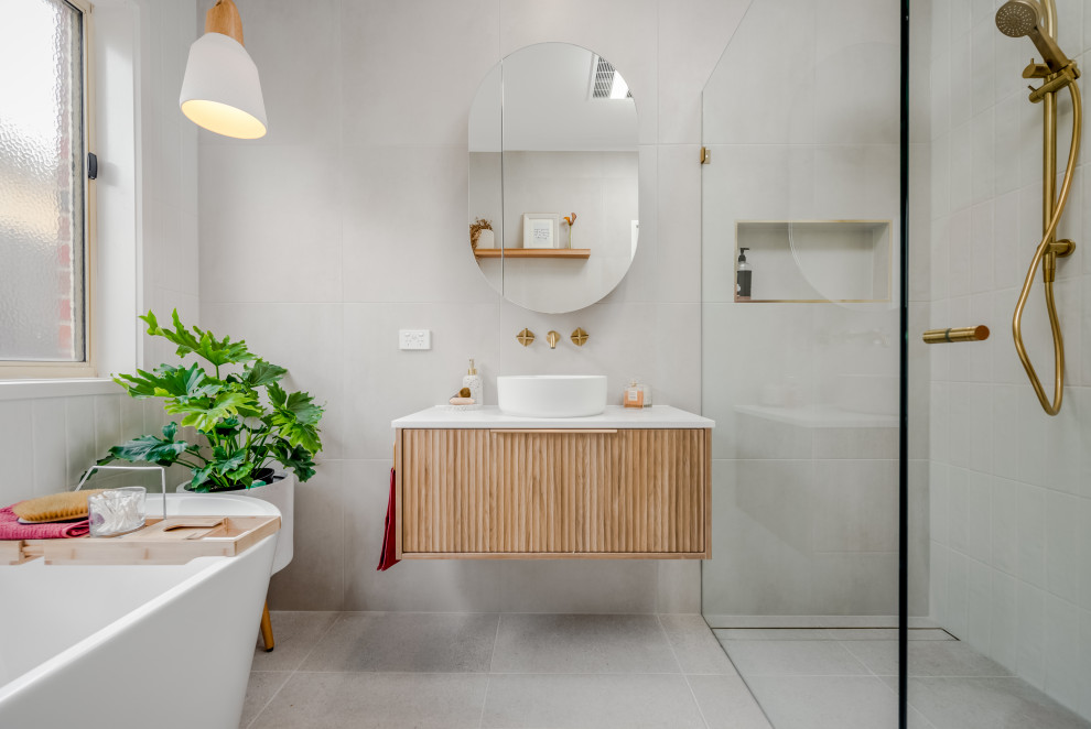 На фото: ванная комната в скандинавском стиле с подвесной тумбой с