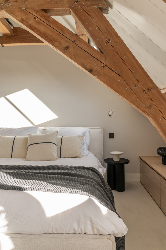 Idee per una camera da letto minimal con pareti grigie, moquette, pavimento beige, travi a vista, soffitto in perlinato e soffitto a volta