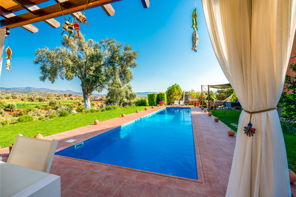 Idées déco pour un Abris de piscine et pool houses avant méditerranéen.