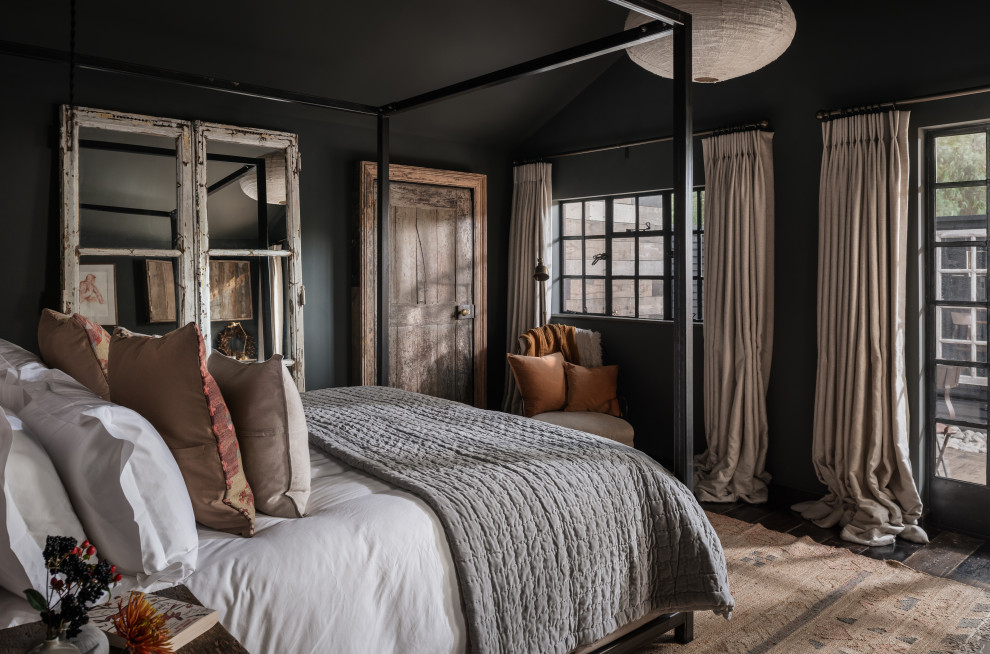 Modelo de dormitorio principal y abovedado de estilo de casa de campo de tamaño medio con paredes grises y suelo de madera oscura