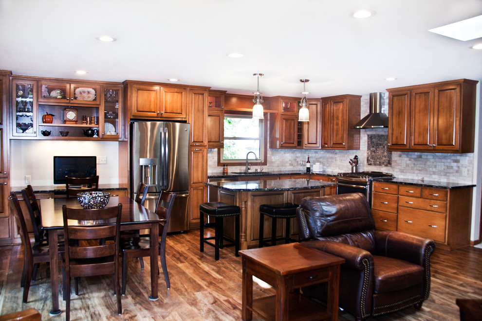 Kitchen - transitional kitchen idea in Milwaukee