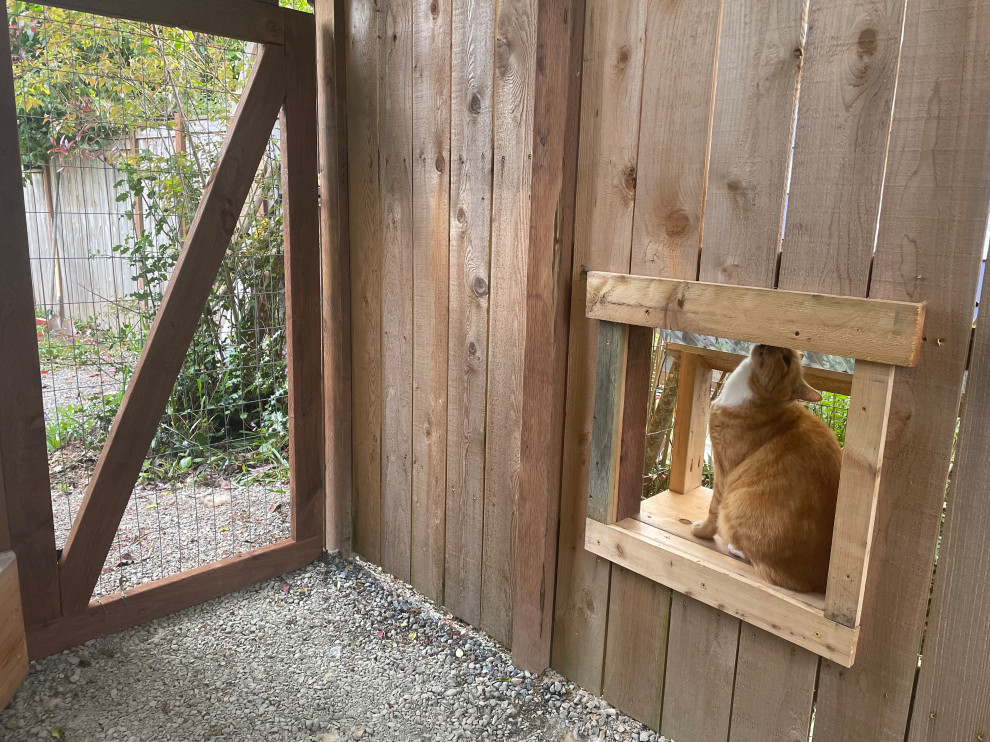 На фото: маленький участок и сад на боковом дворе с с деревянным забором для на участке и в саду с