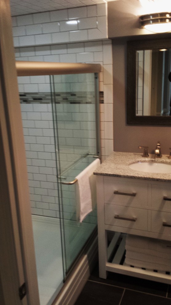Idee per una stanza da bagno minimalista con piastrelle grigie