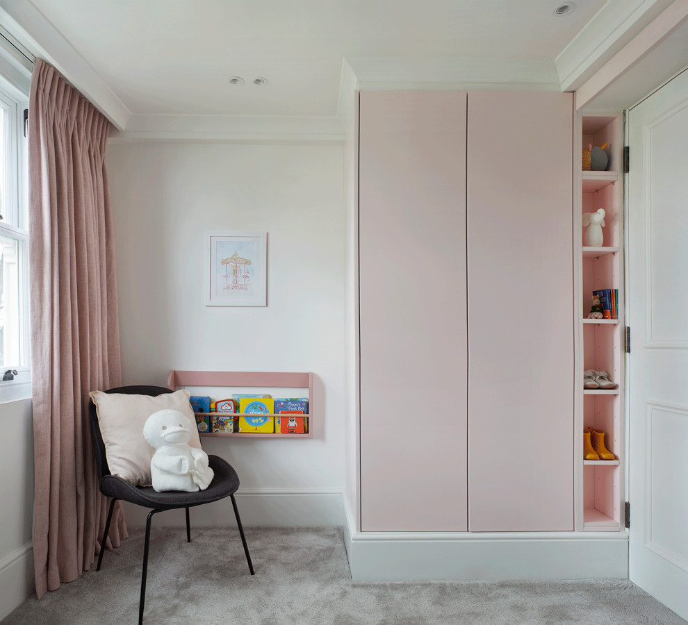 Kleines Modernes Mädchenzimmer mit Schlafplatz, weißer Wandfarbe, Teppichboden, grauem Boden und Tapetenwänden in London