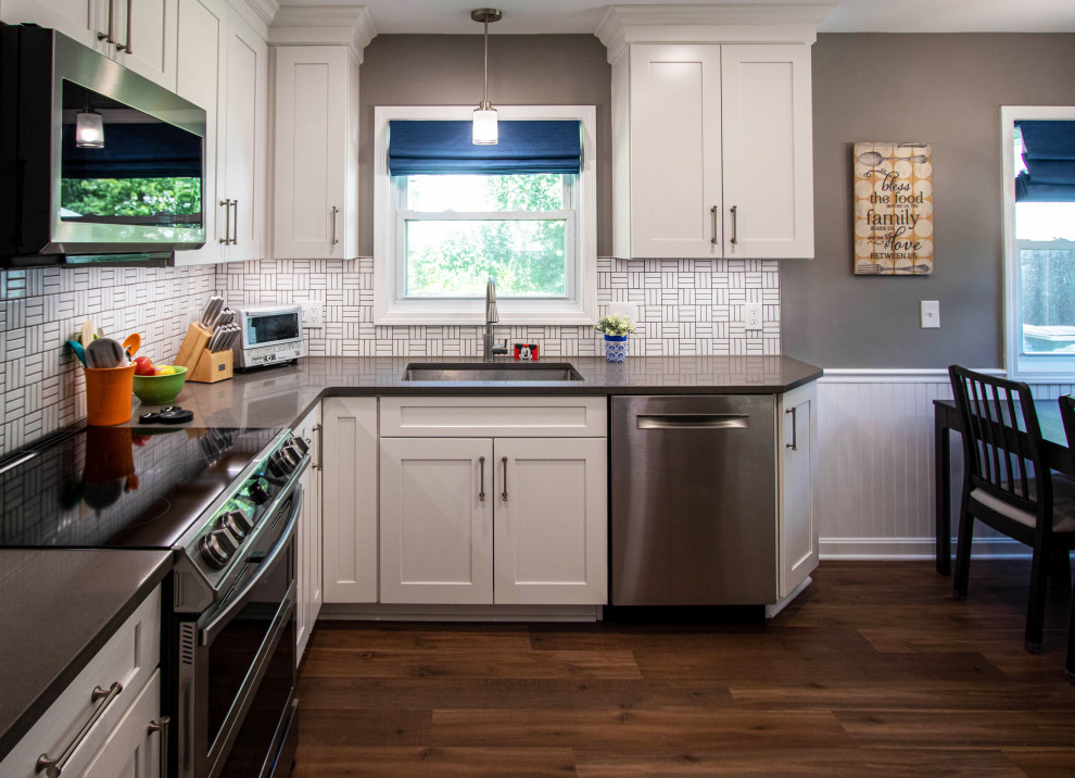 Idéer för att renovera ett litet vintage grå grått kök, med en undermonterad diskho, släta luckor, turkosa skåp, bänkskiva i kvarts, vitt stänkskydd, stänkskydd i mosaik, rostfria vitvaror, vinylgolv och brunt golv