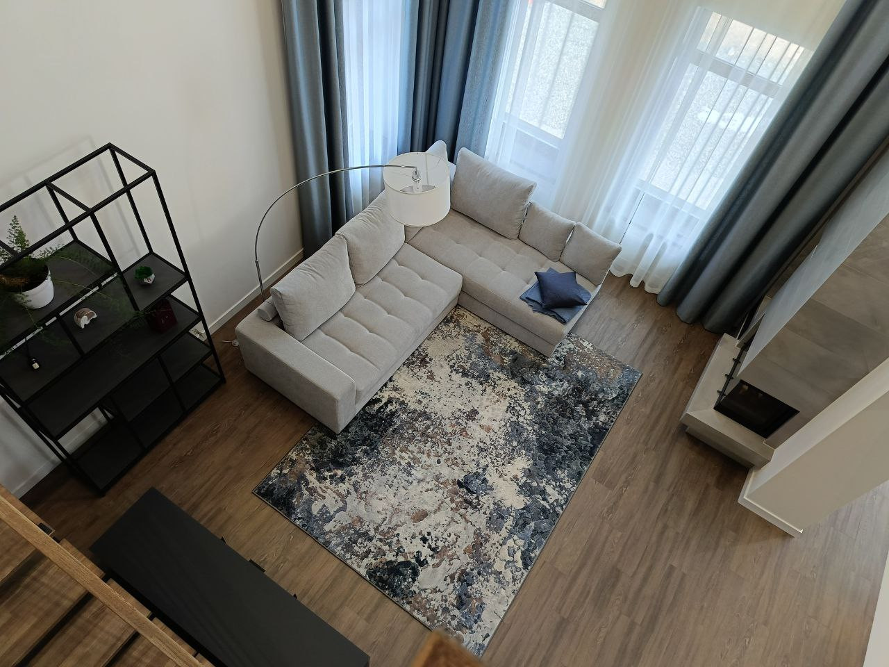 Гостиная с камином в загородном доме