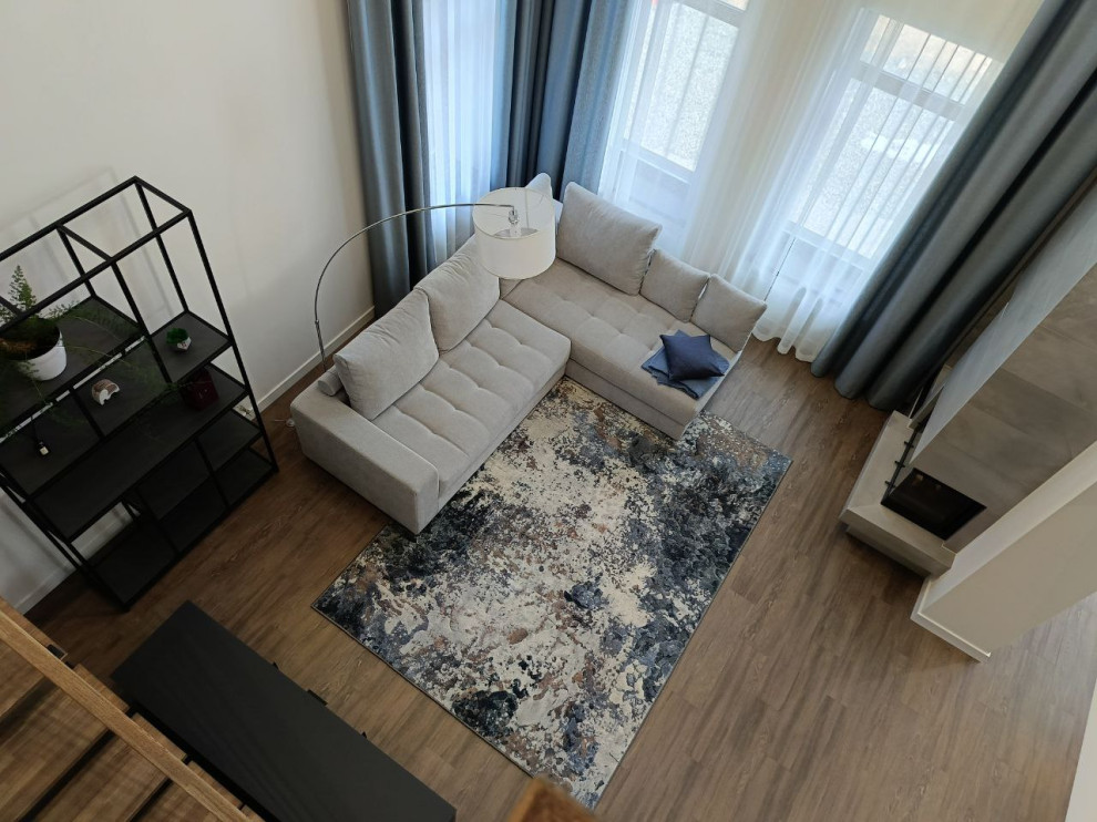 Гостиная с камином в загородном доме