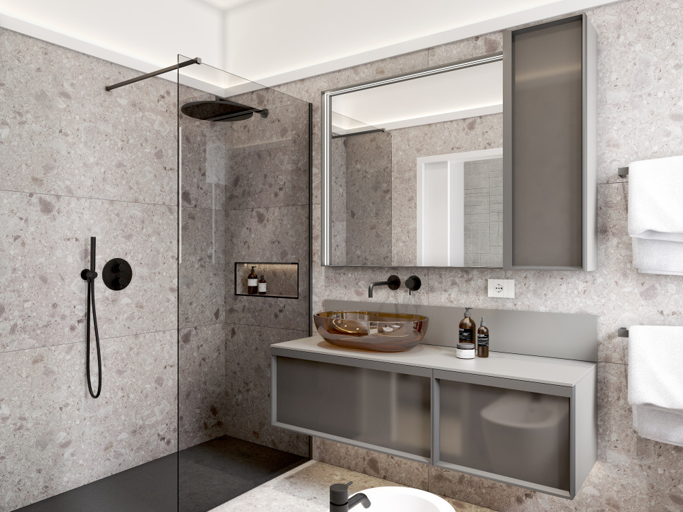 Стильный дизайн: маленькая ванная комната в современном стиле с стеклянными фасадами, черными фасадами, открытым душем, раздельным унитазом, серой плиткой, керамогранитной плиткой, белыми стенами, полом из керамогранита, душевой кабиной, настольной раковиной, столешницей из искусственного камня, серым полом, открытым душем, серой столешницей, нишей, тумбой под одну раковину и подвесной тумбой для на участке и в саду - последний тренд