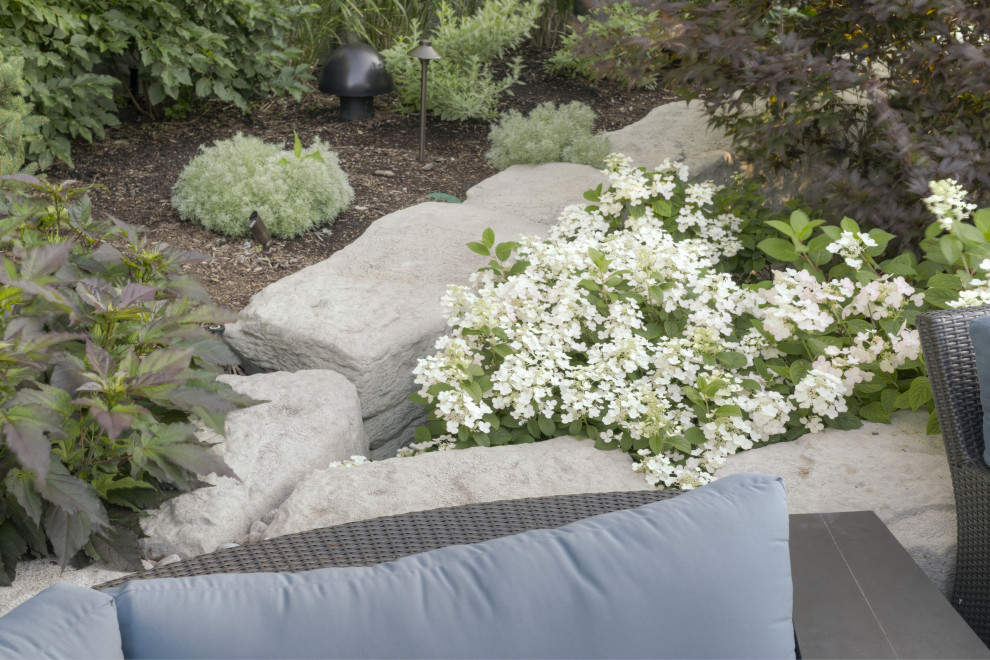 На фото: большой ландшафтный бассейн произвольной формы на заднем дворе в стиле неоклассика (современная классика) с покрытием из каменной брусчатки с