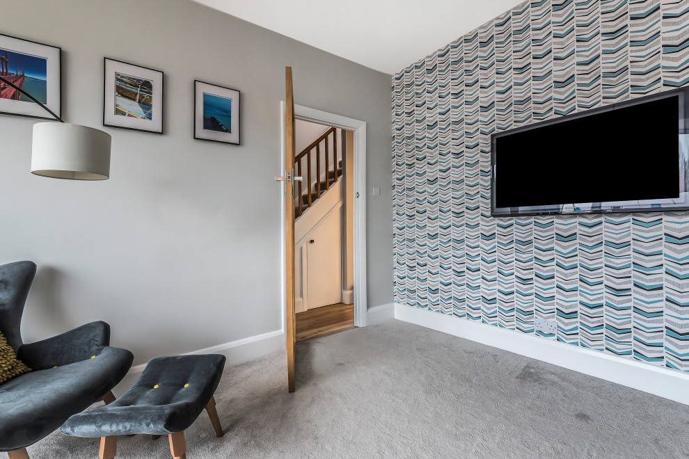 Foto på ett mellanstort funkis separat vardagsrum, med ett finrum, grå väggar, heltäckningsmatta, en väggmonterad TV och grått golv