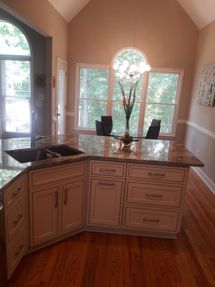 Transitional home design photo in Atlanta