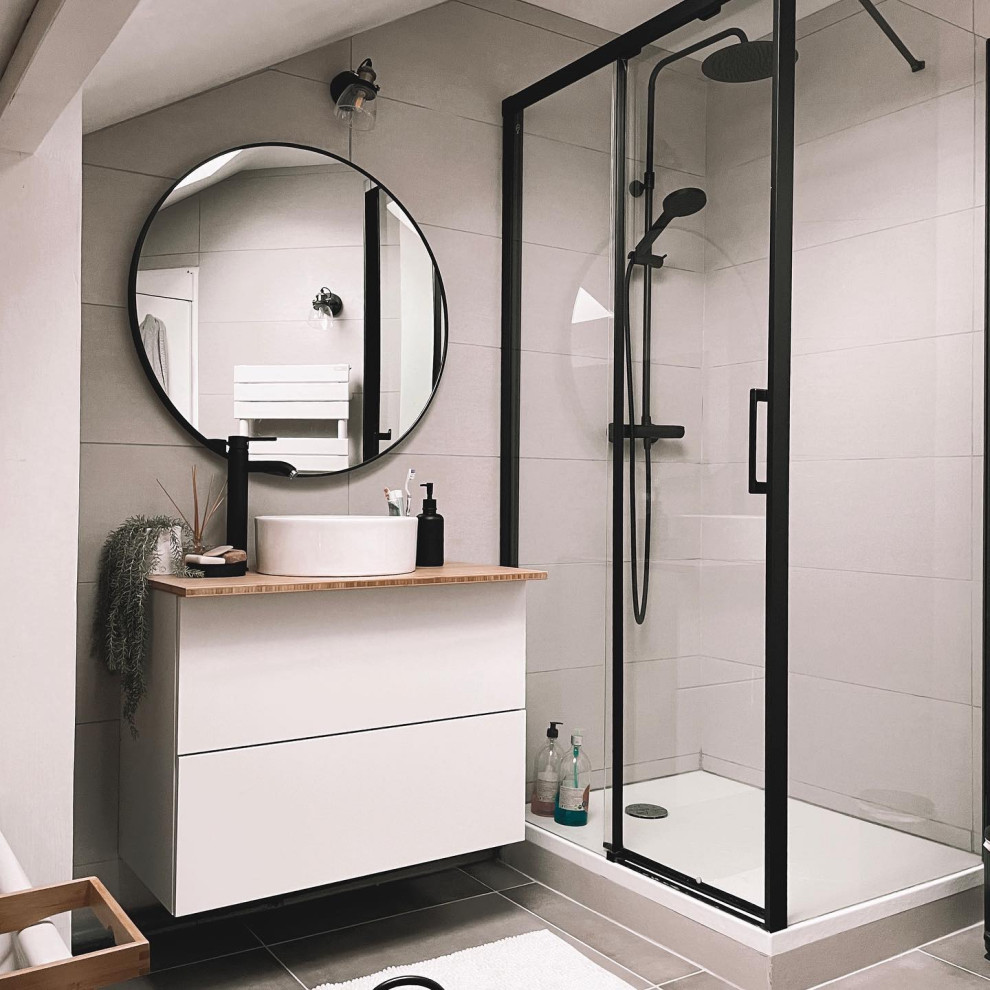 Ispirazione per una stanza da bagno con doccia industriale di medie dimensioni con piastrelle grigie, un lavabo e mobile bagno sospeso