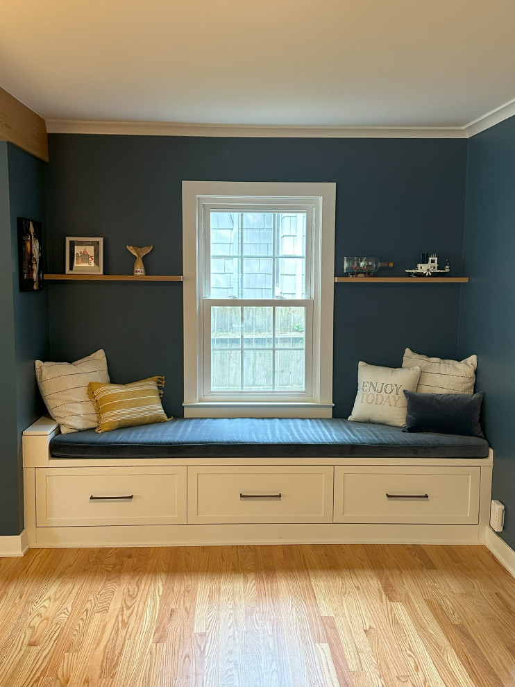 Foto di un grande soggiorno tradizionale aperto con pareti blu, pavimento in legno massello medio e pavimento marrone