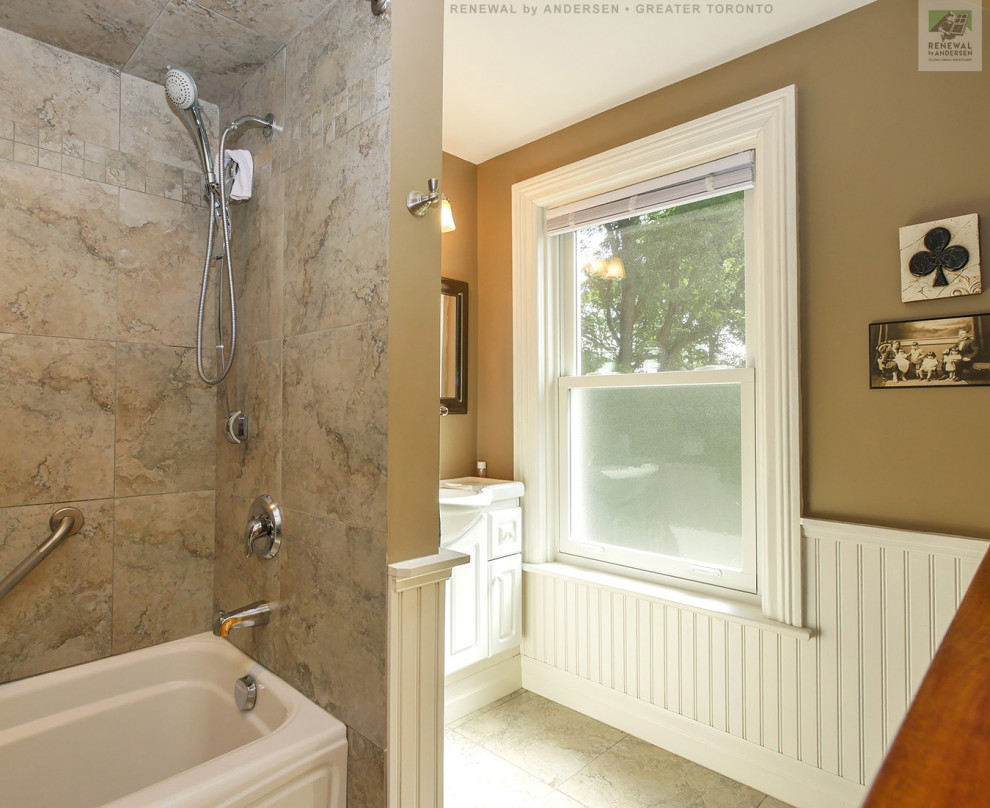 Idéer för mellanstora badrum, med skåp i slitet trä, ett badkar i en alkov, en dusch/badkar-kombination, en toalettstol med separat cisternkåpa, brun kakel, keramikplattor, flerfärgade väggar, klinkergolv i keramik, ett integrerad handfat, träbänkskiva, beiget golv och dusch med duschdraperi