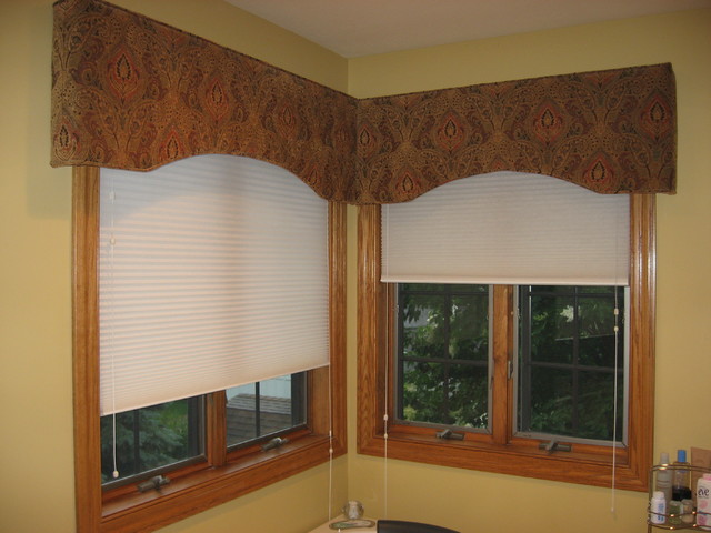 Corner Bathroom Window With Arched Cornice Boards Traditional