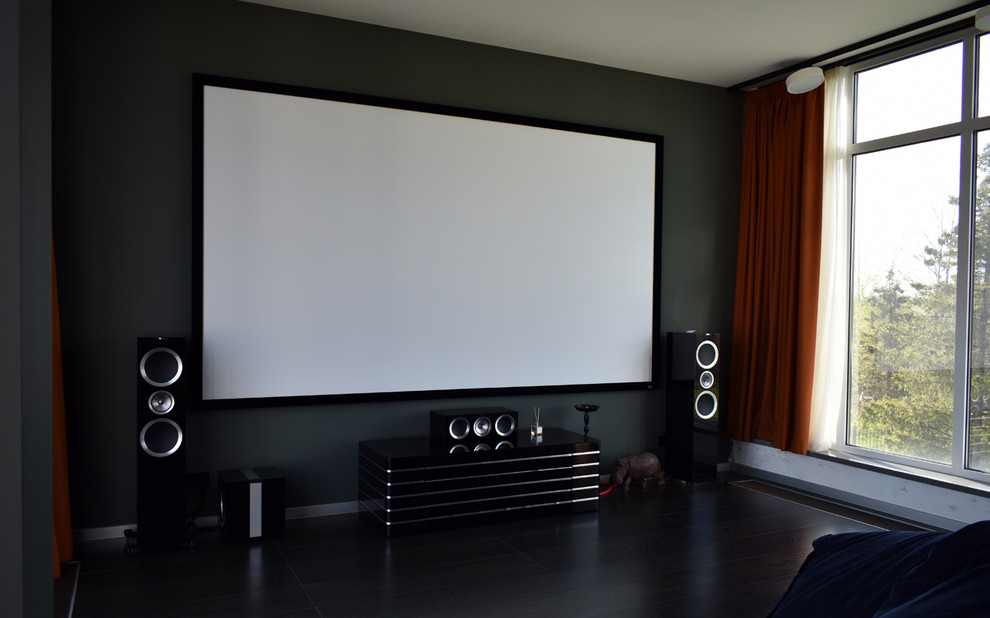 Домашний кинозал в коттедже